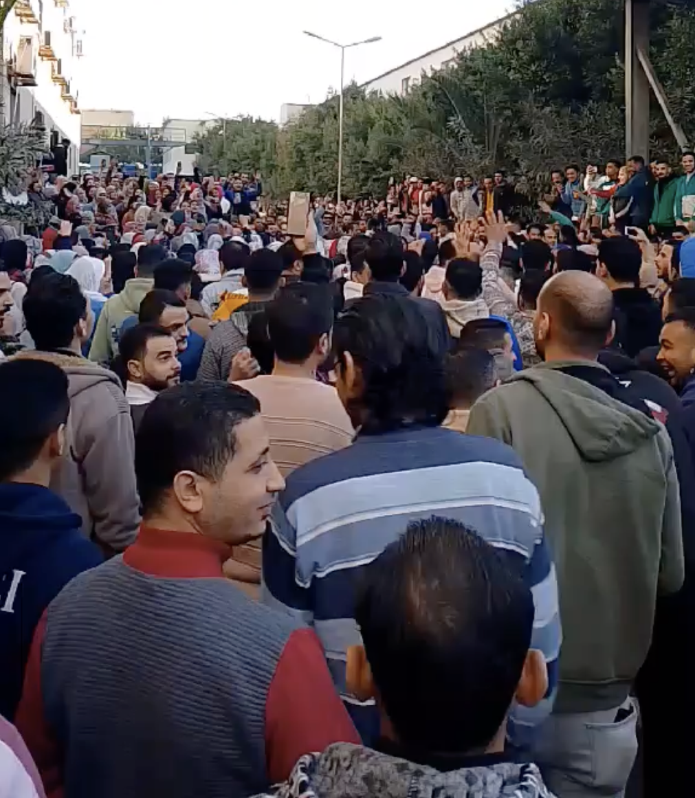 في اليوم الثالث لإضراب «تي آند سي» من أجل العلاوة.. العمال يطالبون باستقالة «الشيطان»